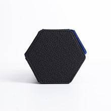Charger l&#39;image dans la galerie, Boite à montre Hexagon v2 - Cuir noir avec intérieur en microfibre bleu